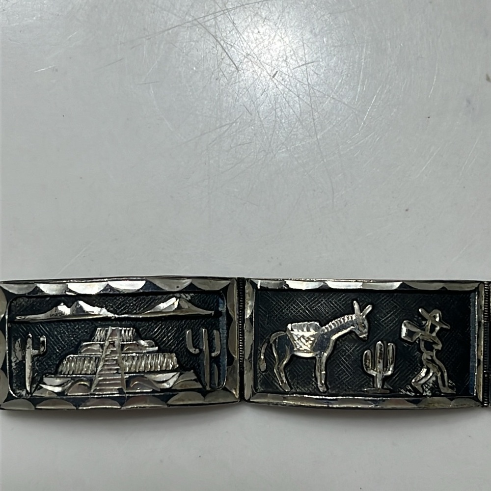 Vintage SS bracelet. 7 in. MEXICO. Weighs approx 37.60 grams. Secure closure.